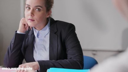 Милфа работает секретаршей и получает двойное проникновени от босса и его друга Милфа работает секретаршей и получает двойное проникновени от босса и его друга